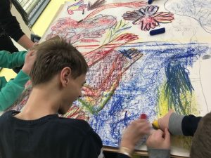 Kinder malen mit Wachsmalstiften