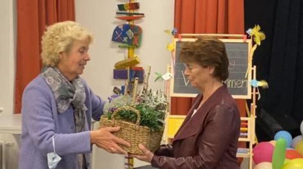 Silvia Challal überreicht Blumenstrauß an Cornelia Kern