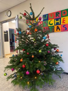 Dekorierter Weihnachtsbaum in der Aula der Schule