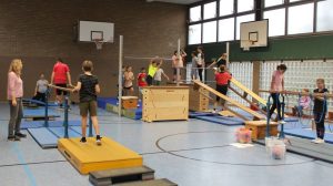 Sportunterricht der Klasse 5a+ am Moll-Gymnasium: Kinder mit und ohne Behinderung turnen gemeinsam und praktizieren damit Integration. Konstantin Gross
