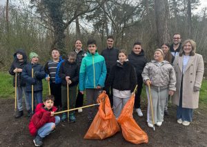 Kinder der siebten Klassen mit Mülltüten