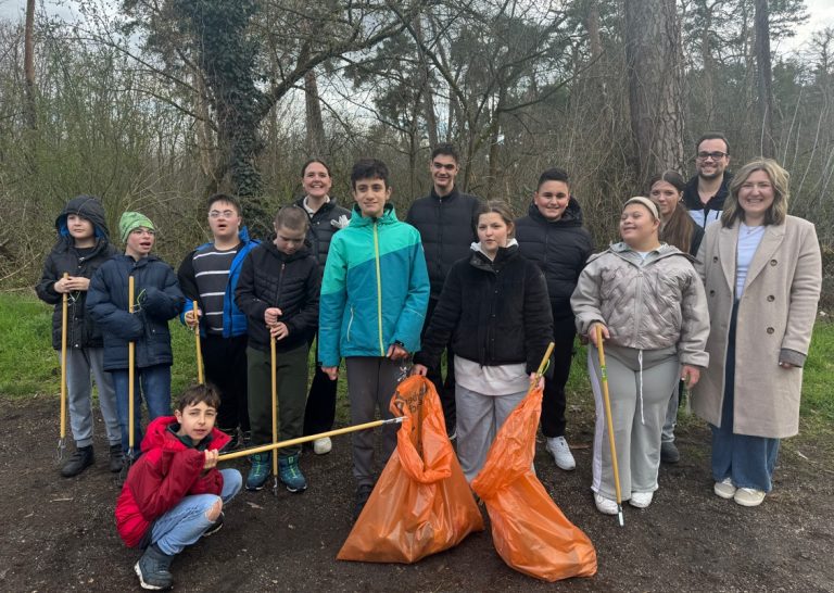 Kinder der siebten Klassen mit Mülltüten